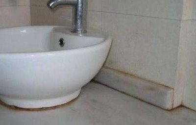 為什么有錢人衛生間不用玻璃膠他們都用這種材料裝修,聰明極了